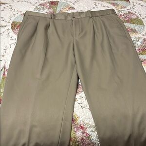Classic tan men’s Dress Pants Van heusen travelers 42/32
